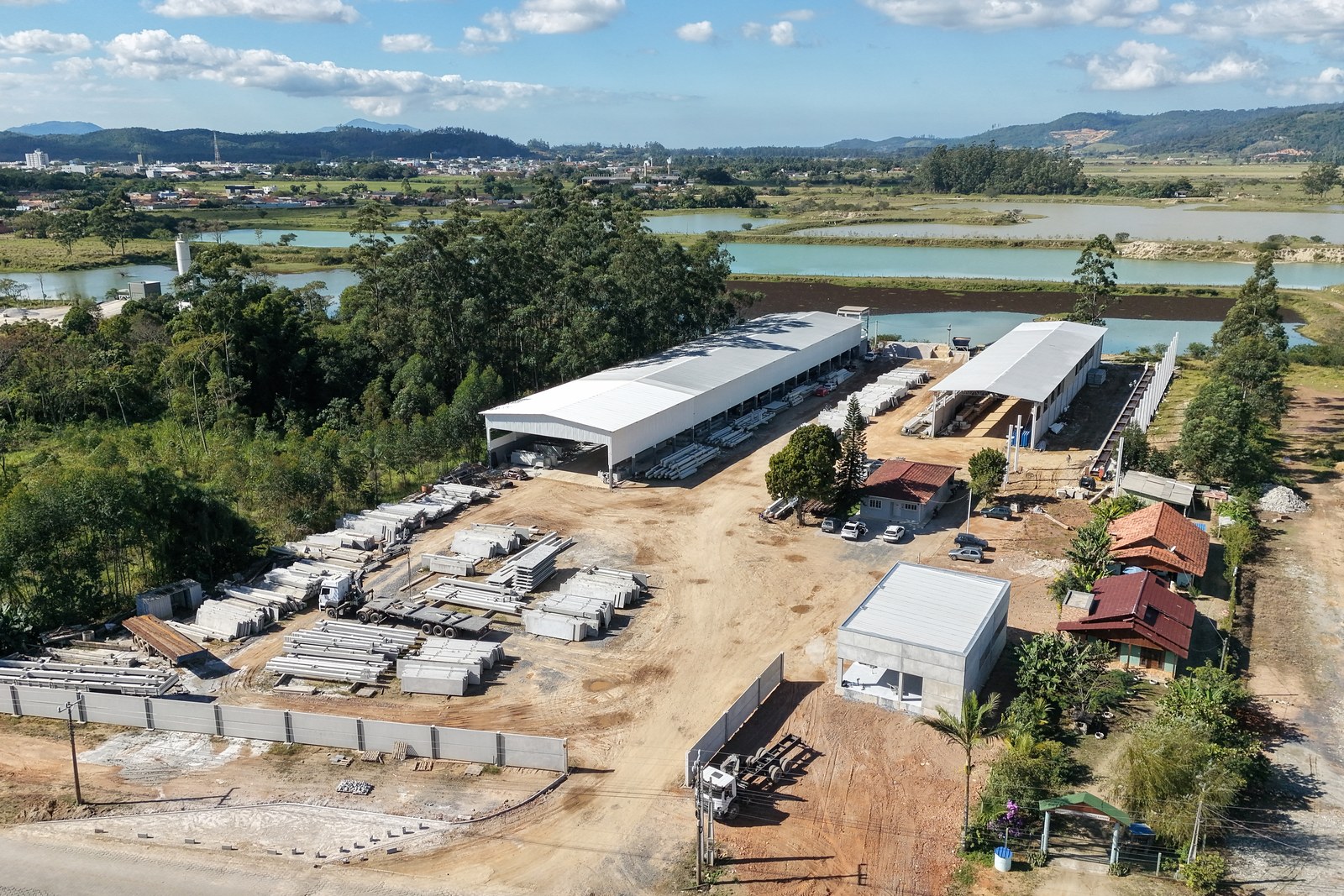 Vista aérea da fábrica da Roberti em Canelinha: os galpões de produção
                  e o pátio com peças pré-moldadas estocadas